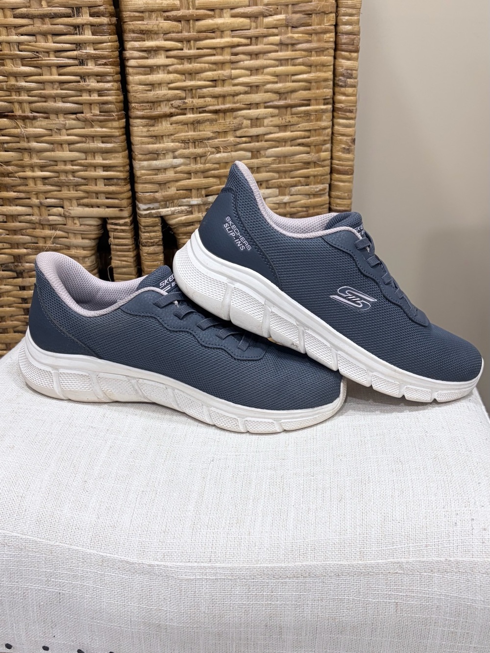 Skechers Slip-On Athletic Sneakers Navy White Athleisure Comfort Walking 8.5
